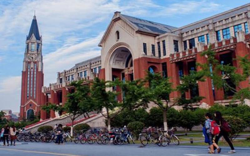 华东政法大学是985还是211的(中国前十名政法大学)