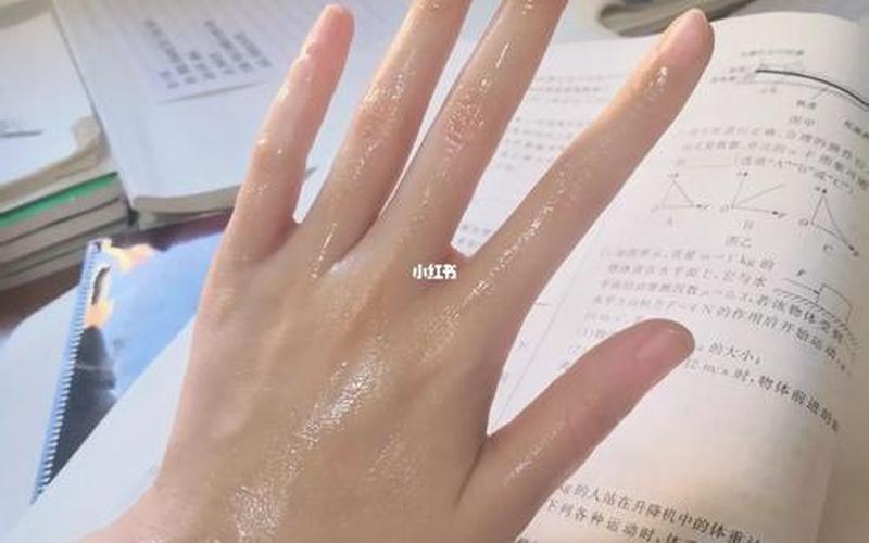 护手霜是擦还是抹(擦护手霜有什么用处)