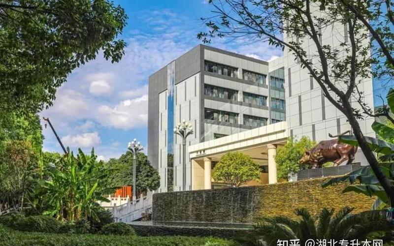 湖北商贸学院是民办还是公办(湖北商贸学院在哪个位置)