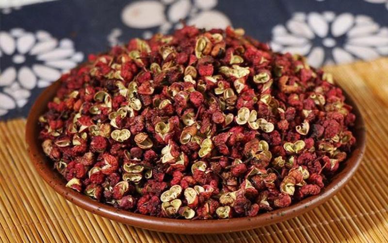 花椒是黄色还是红色(绿色花椒和红色花椒哪个香)
