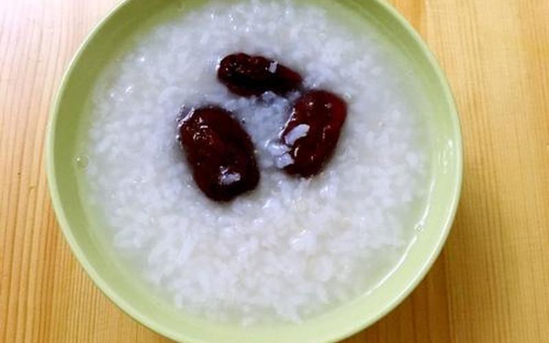 红枣粥是甜的还是咸的(早上喝甜粥好还是咸粥好)
